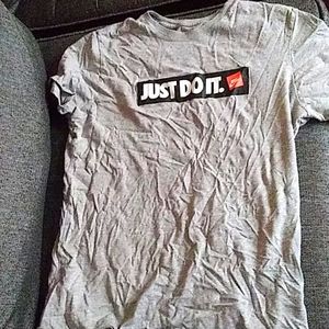 Nike tee shirt size medium